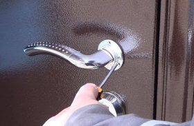 Замена дверной ручки металлической двери в Вырице