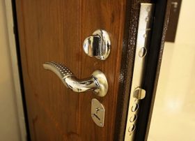 Замена входной двери в квартире в Вырице