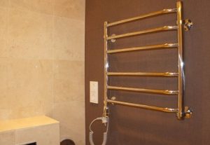 Установка электрического полотенцесушителя в ванной в Вырице